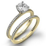 Round-cut Engagement Ring & Matching Wedding Band in 18k Gold with Diamonds