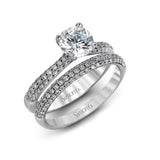 Round-cut Engagement Ring & Matching Wedding Band in 18K Gold with Diamonds